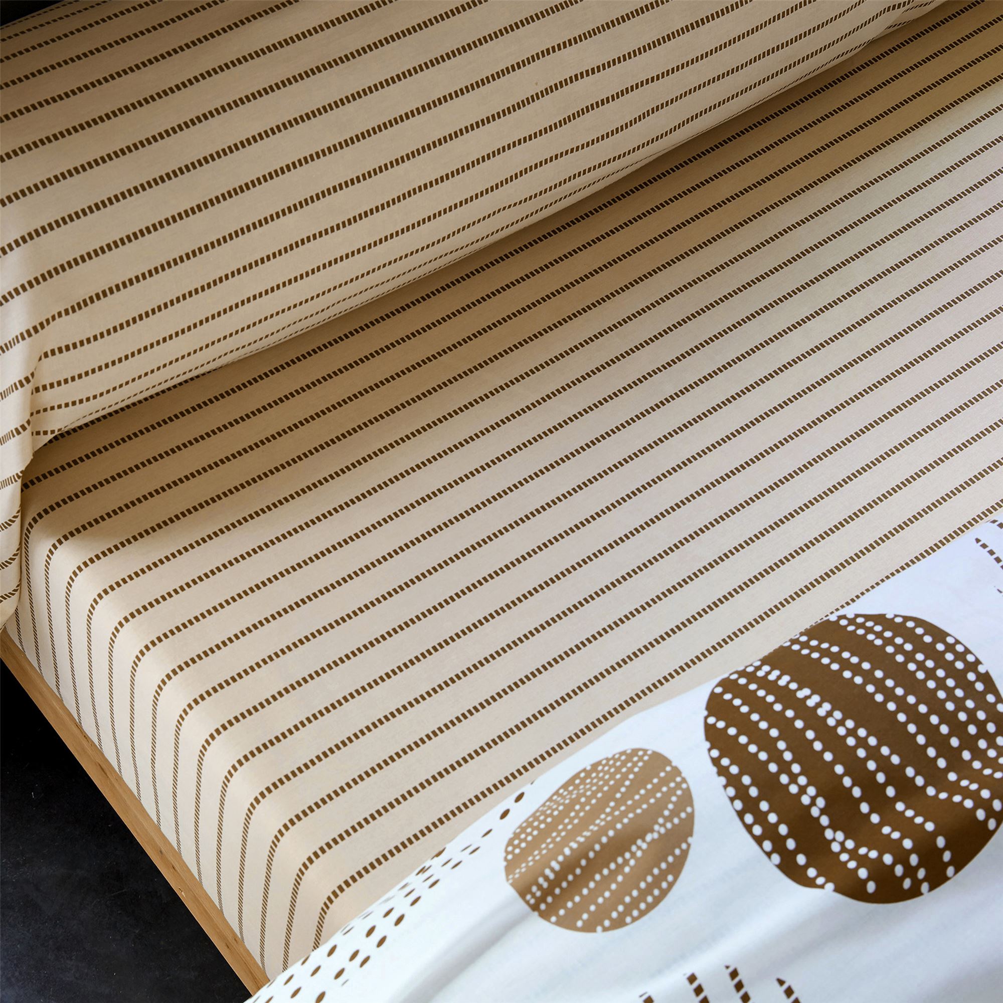 Taie volant BAXLEY 50x70 beige en coton - 2
