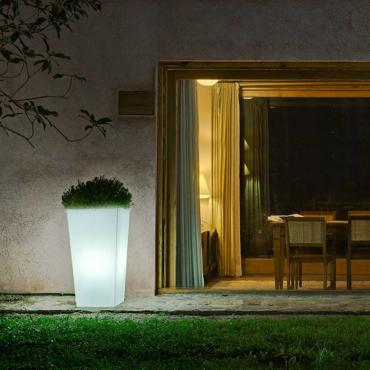 MELISA 40 Fioriera quadrata e alta con luce per piante e fiori molto resistente. Luce bianca fredda con cavo. Realizzata in polietilene in Spagna - 2