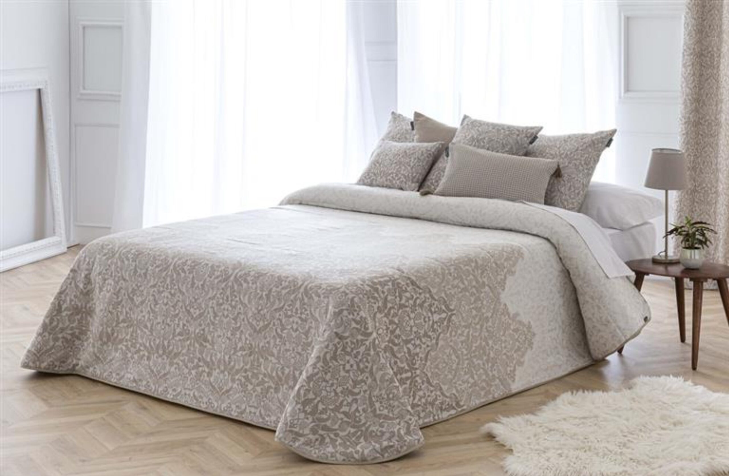 Bouti jacquard granada beig de diseño colcha acolchada con relleno de 100 gr para cama de 180 cm