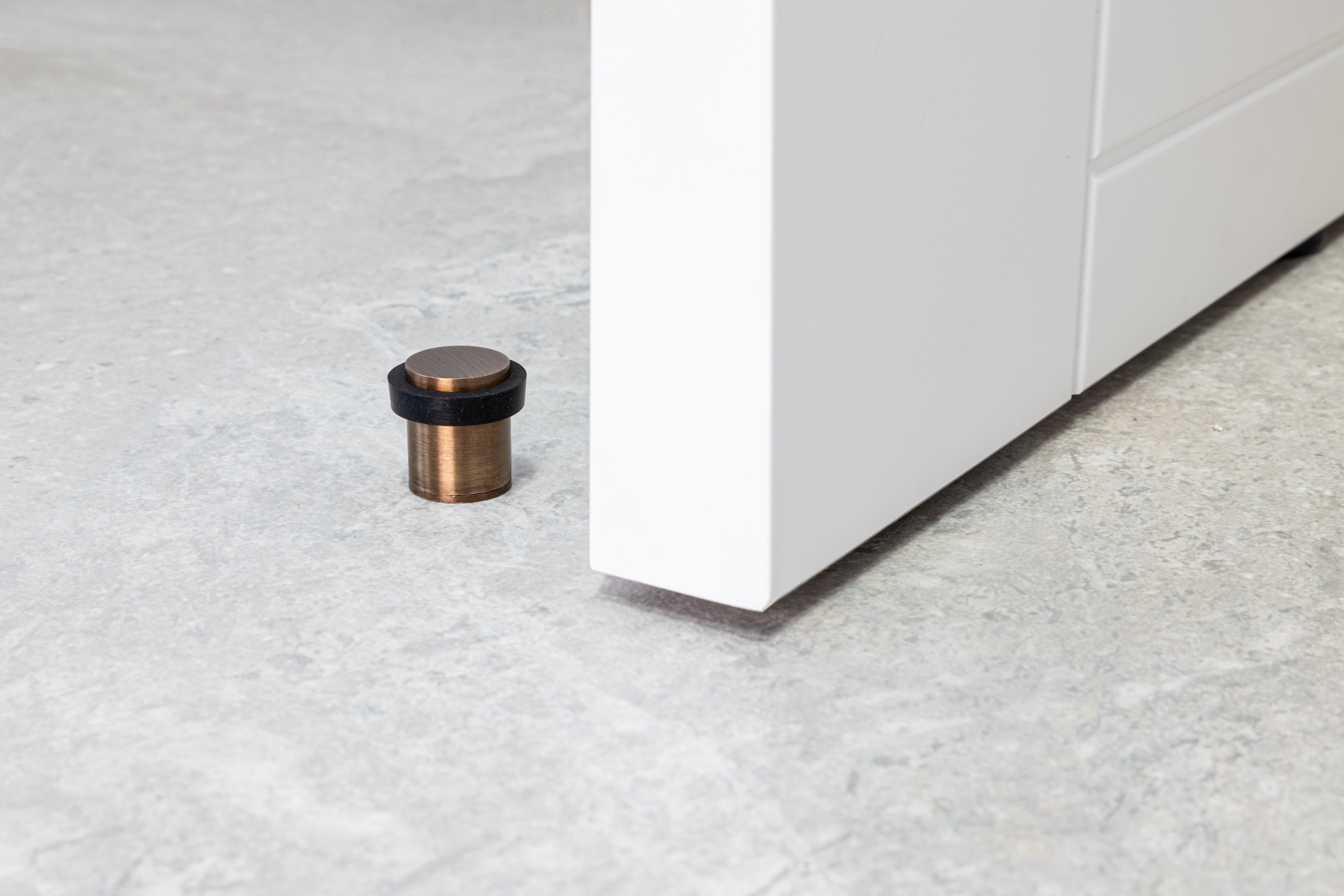 Lot de 4 butées de sol 20 x 25 mm, en cuir de laiton avec caoutchouc de protection noir, à visser, EVI Herrajes - 2