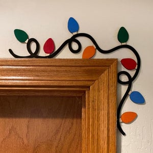 Decorazione Angolare In Legno Per Porta – Natale Con Babbo Natale E Gnomi, 18x18 Cm, Facile Da Applicare