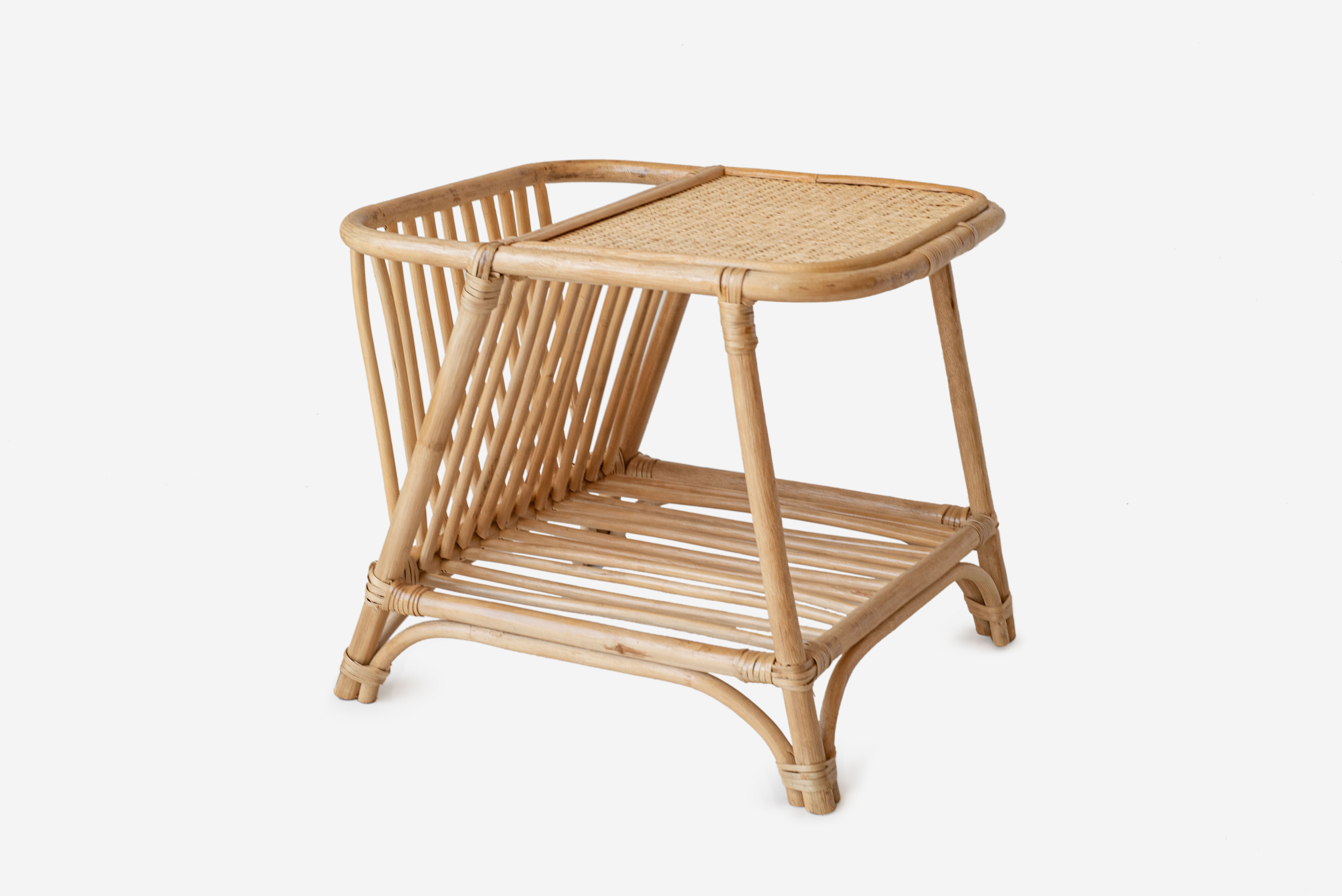 Stolik pomocniczy z rattanu z półką na gazety 40x40x45 cm | Ręcznie wykonany
