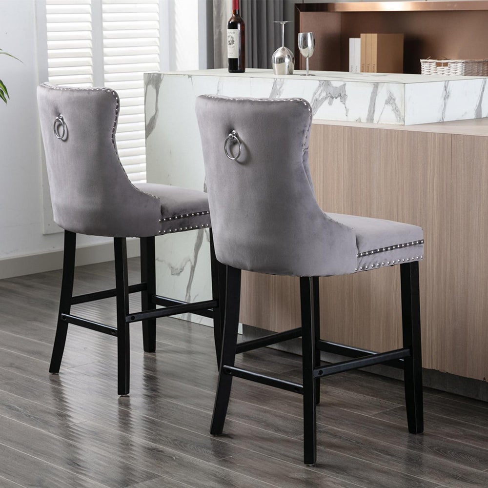 Ensemble de tabourets de bar avec détails rivetés et pieds en bois, garniture à clous chromés, velours, gris - 3