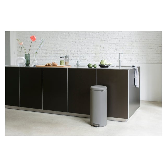 Brabantia NewIcon Balde de Pedal, 30 litros, Fecho Suave, Balde Interior Plástico - Mineral Concrete Grey - 2