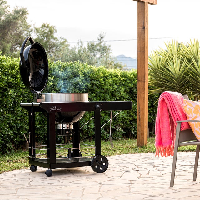 Pack Barbecue à charbon Kettle PRO 57cm sur chariot + Housse