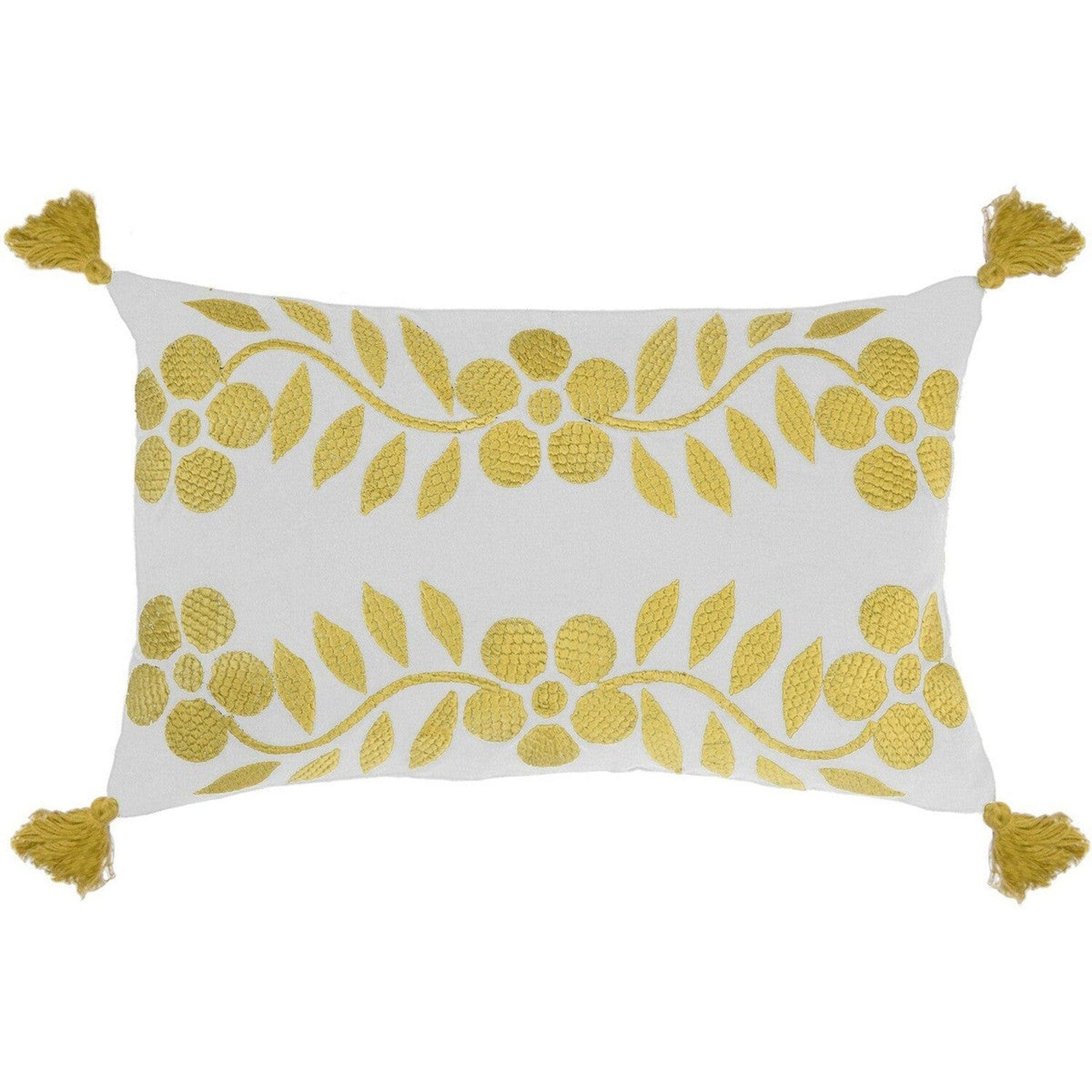 Un coussin brodé de lilas roses et mauves - Marie Claire Un coussin brodé de lilas roses et mauves - Marie Claire