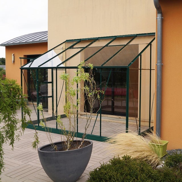 Serre adossée Rubis 6m² en aluminium laqué vert et verre trempé avec base