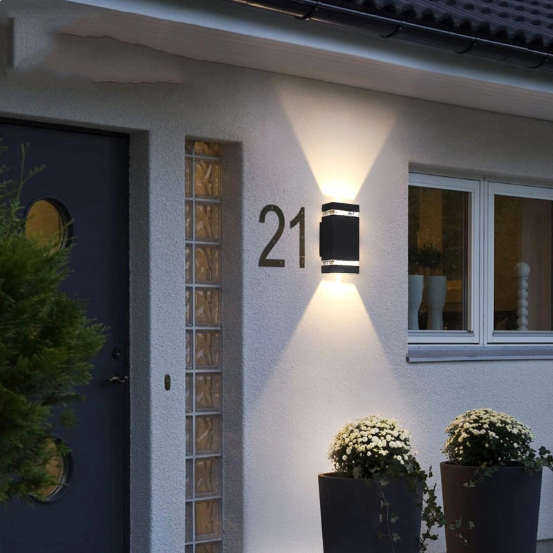 Set di 2 applique da parete moderne per esterni, in alluminio impermeabile, con luce dal basso verso l'alto, per verande e garage, 6000K (24*11cm) - 6