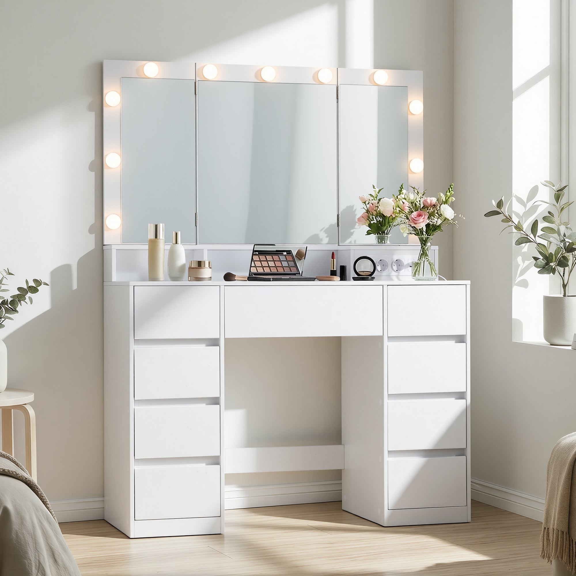 Table de Maquillage avec 9 Tiroirs, Miroir Triple Pliable, Éclairage LED 3 Couleurs, Chambre, Multiprise Intégrée, Blanc - 2