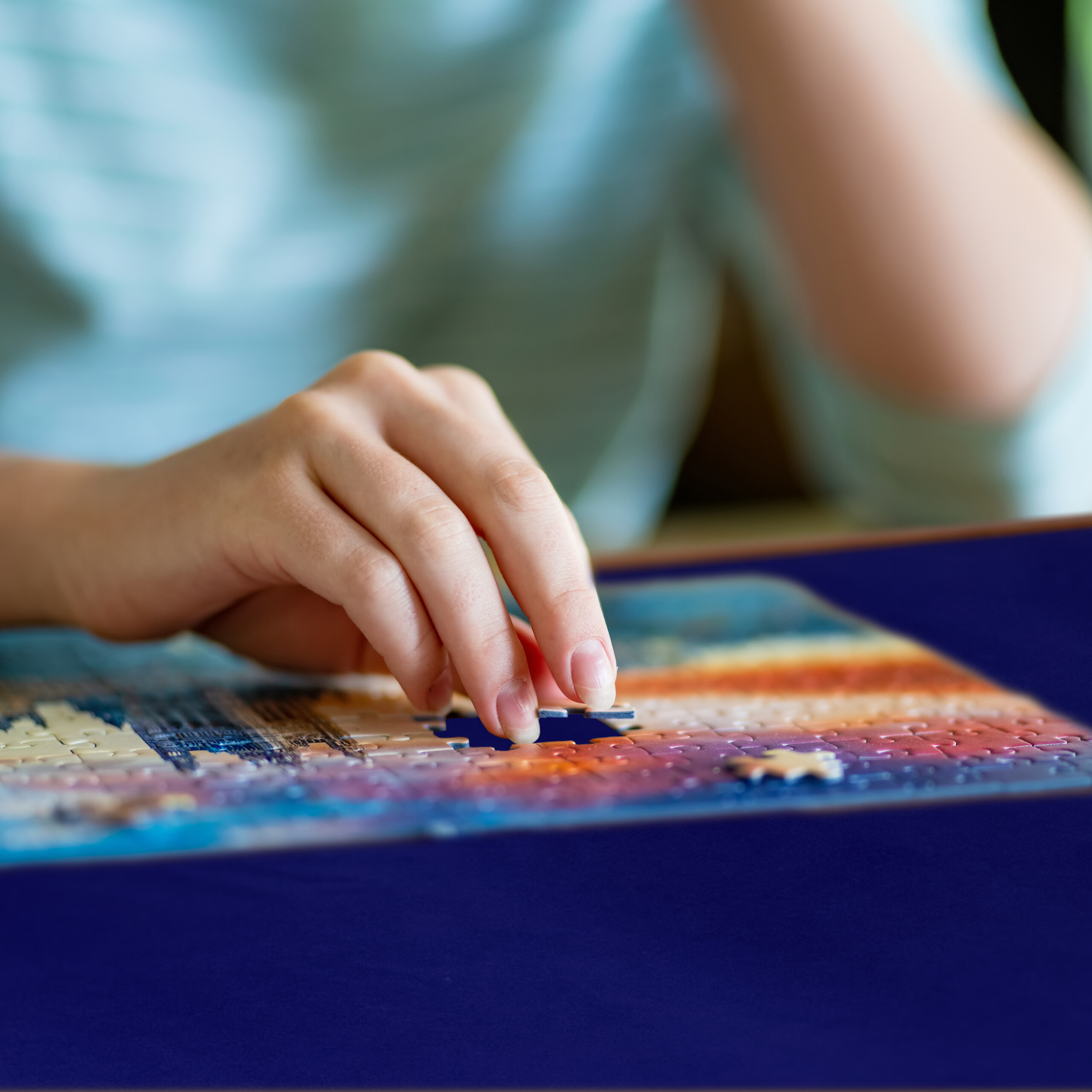 Table de puzzle, 6 tiroirs, jusqu’à 1500 pièces, bois & tissu, support pliant, multicolore, Relaxdays - 3