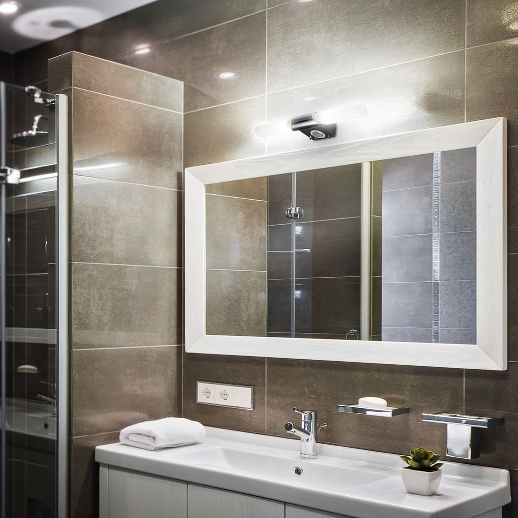 Applique murale LED salle de bain 2-flammes - avec prise et interrupteur - Chromé - E14 4,9W - 470lm - Blanc chaud 3000K - IP20 - B.K.Licht - 4