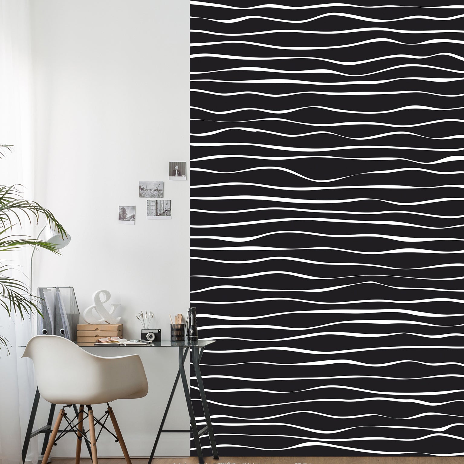 Papelera panorámica insidadada, ondas horizontales blancas, sobre un fondo negro, 250 cm x 150 cm