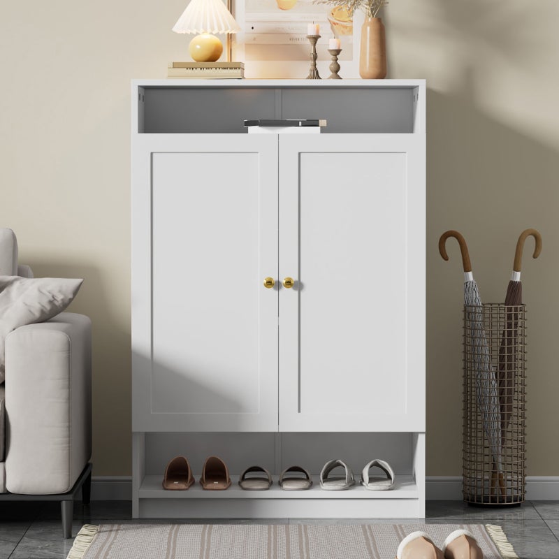 Nowoczesna biała półka na buty z 2 drzwiami, regulowanymi półkami i złotymi uchwytami – 73x34x109 cm