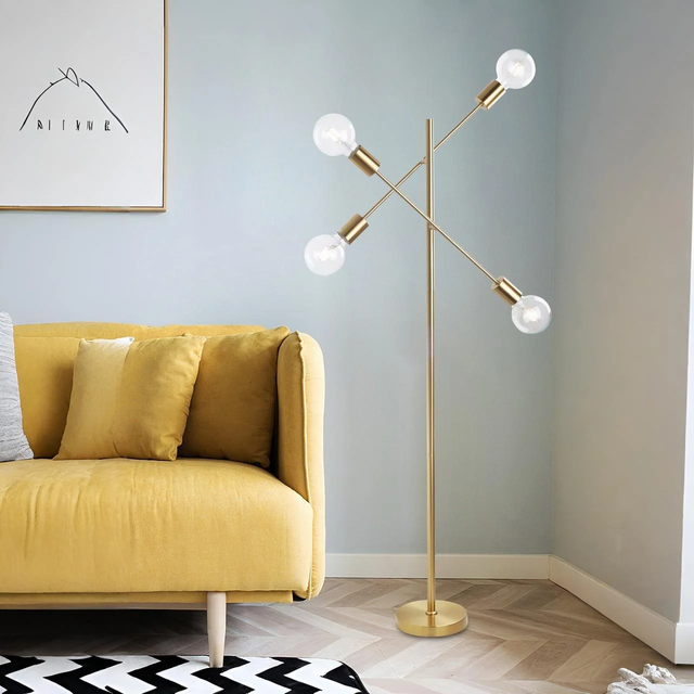 DekoArte – Lámpara de pie decorativa en latón cepillado | 4 luces LED E27 | Diseño moderno ideal para salones, dormitorios o zonas de lectura