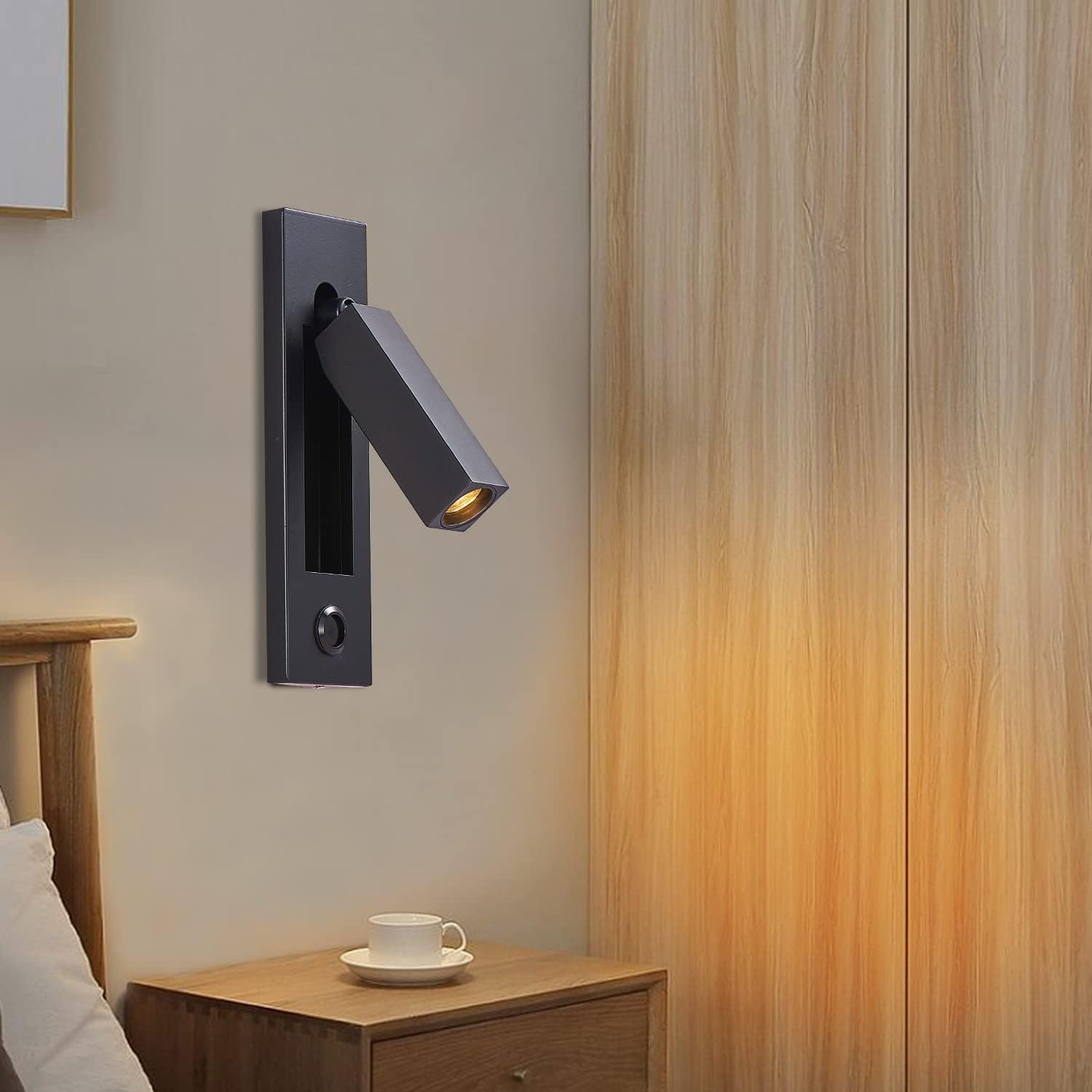 Lampka nocna LED montowana na ścianie, z portem ładowania za pomocą przycisku, przełącznikiem regulacji wysokości i wbudowaną, chowaną wtyczką