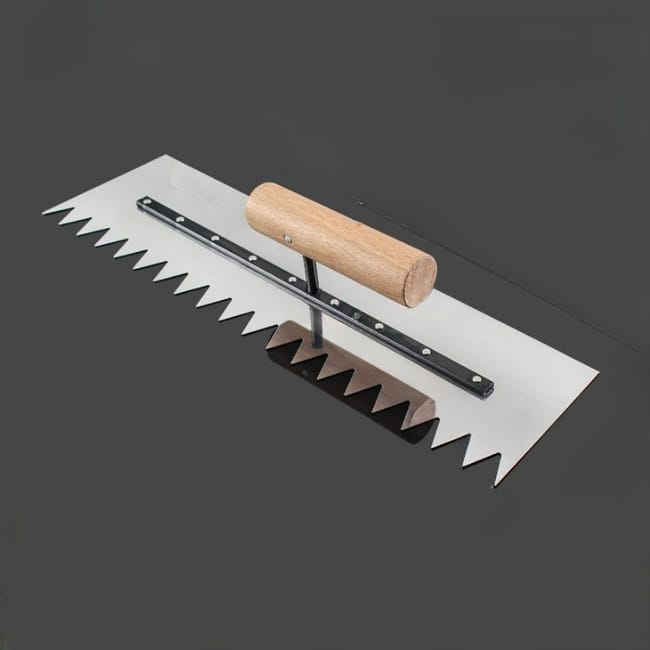 Kielnia zębata ze stali nierdzewnej, uchwyt bukowy, 20 zębów lewoskrętnych, 400x160 mm