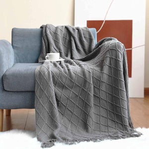 Coperta a maglia con nappe, con stampa a bolle e barre, tinta unita