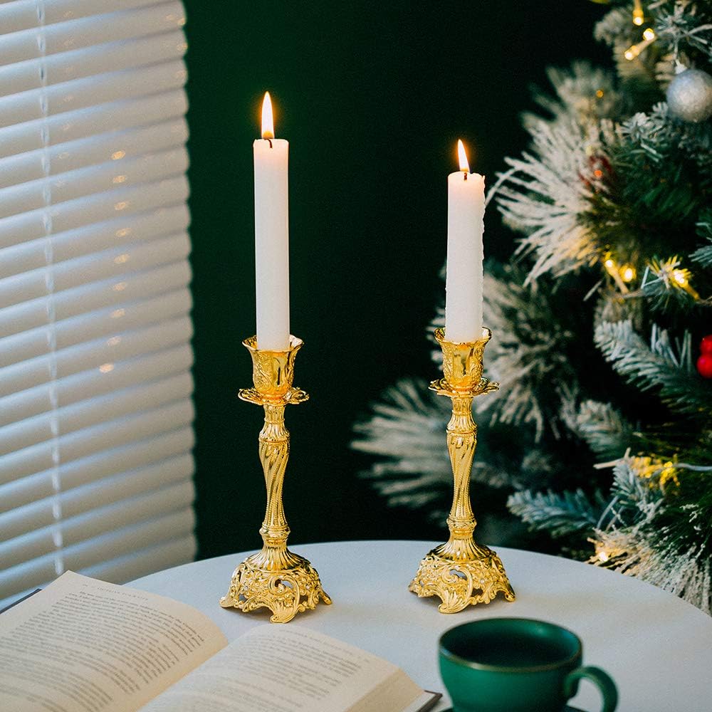 Un set di due candelabri in metallo placcato oro, pensati per decorare la tavola di un matrimonio. - 3