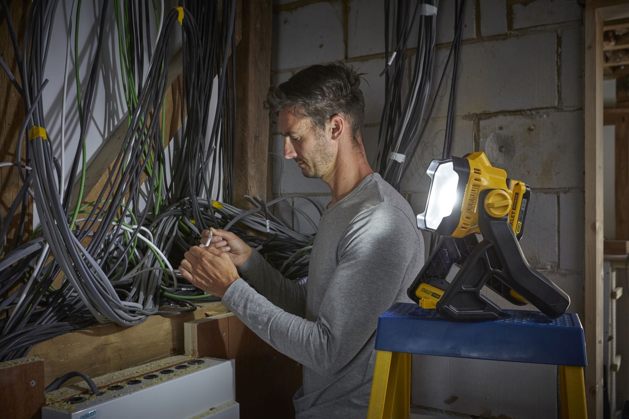 V20 Lampe Projecteur - Lithium 18V - Sans Batterie STANLEY FATMAX - SFMCL030B-XJ - 7