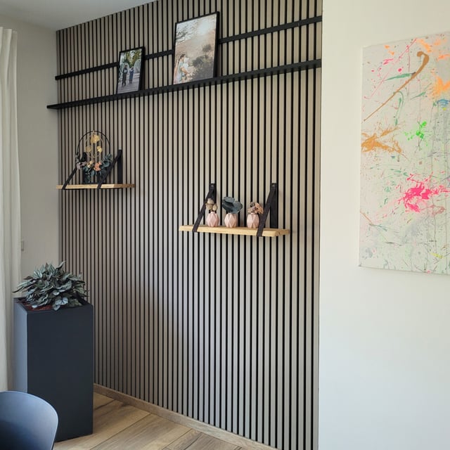 Panel palilleria alistonado Akupanel acústico,decorativo de 240x60cm,fieltro y listones de MDF forrado con una melanina de color Gris Arena.