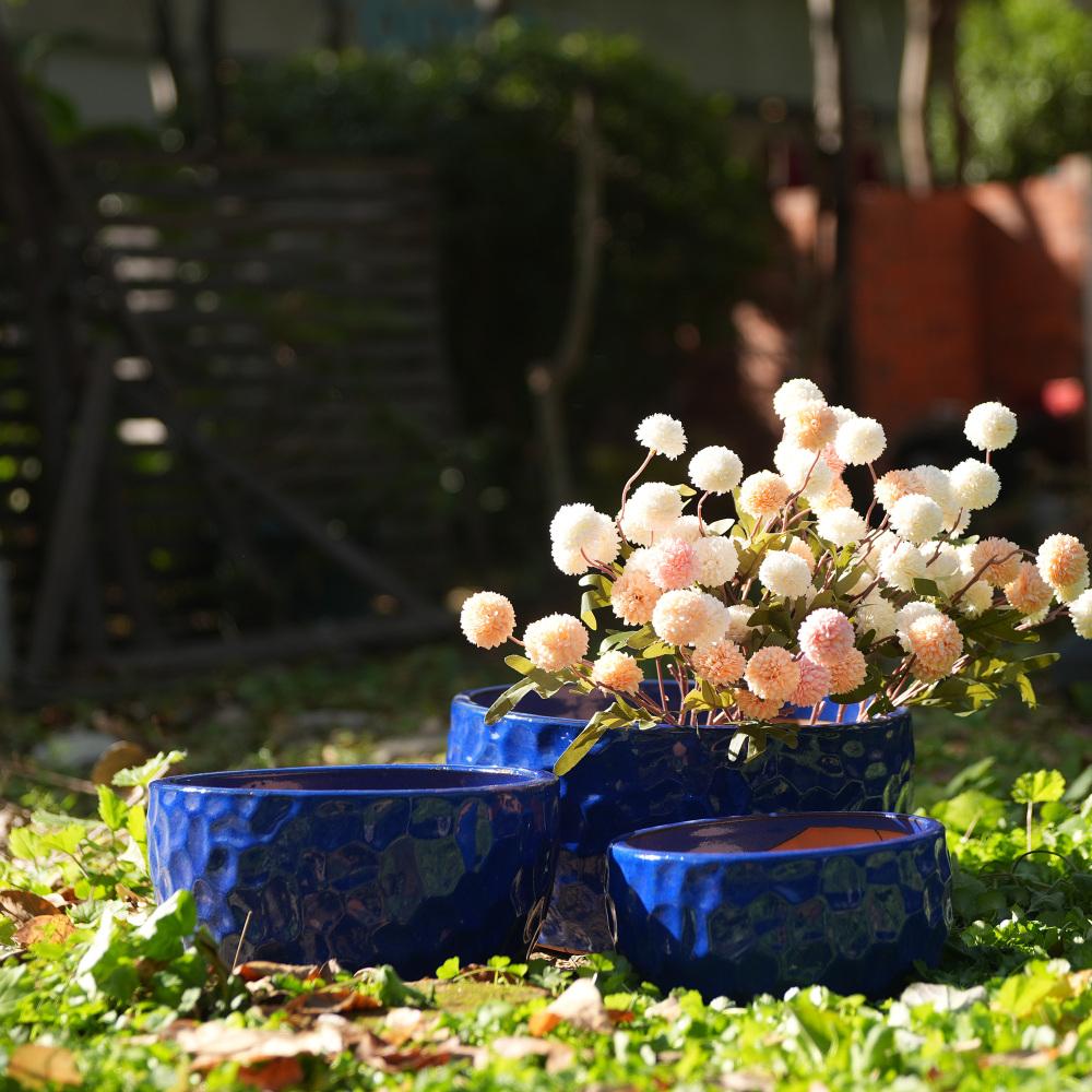 Set 3 pots céramique Ø38,1/30,5/25,4 cm bleu cobalt martelé, succulentes/violettes, intérieur/extérieur, argile respirante - 4