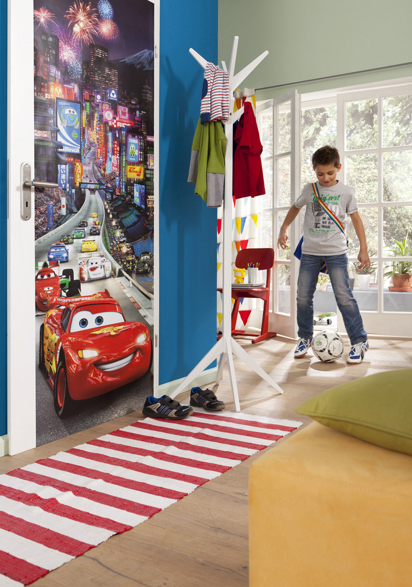 Papel pintado panorámico sobre papel de komar - disney cars tokio - talla: 73 x 202 cm
