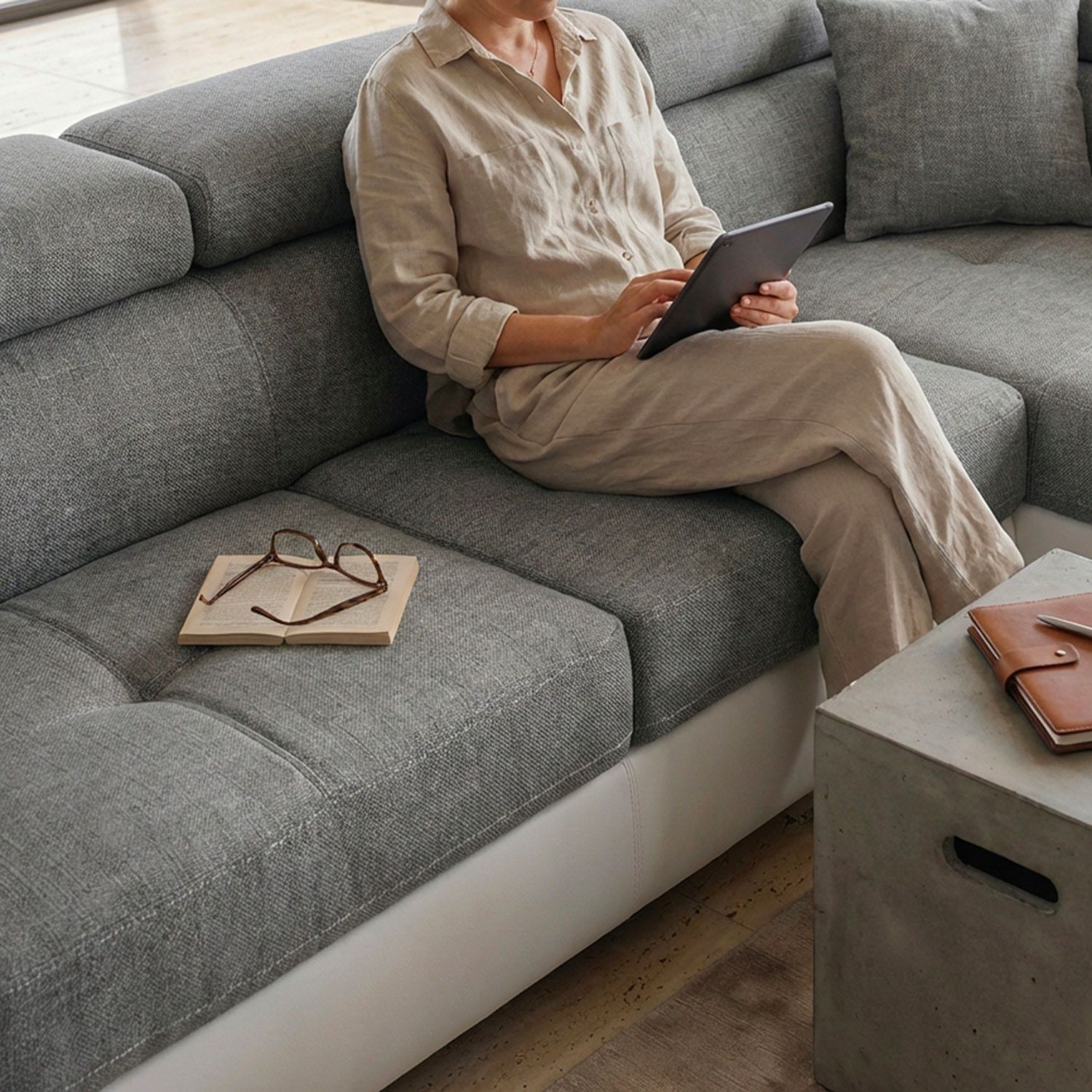 Canapé d'angle convertible Antoni avec têtières relevables angle à droite simili Blanc et tissus Gris clair - 4