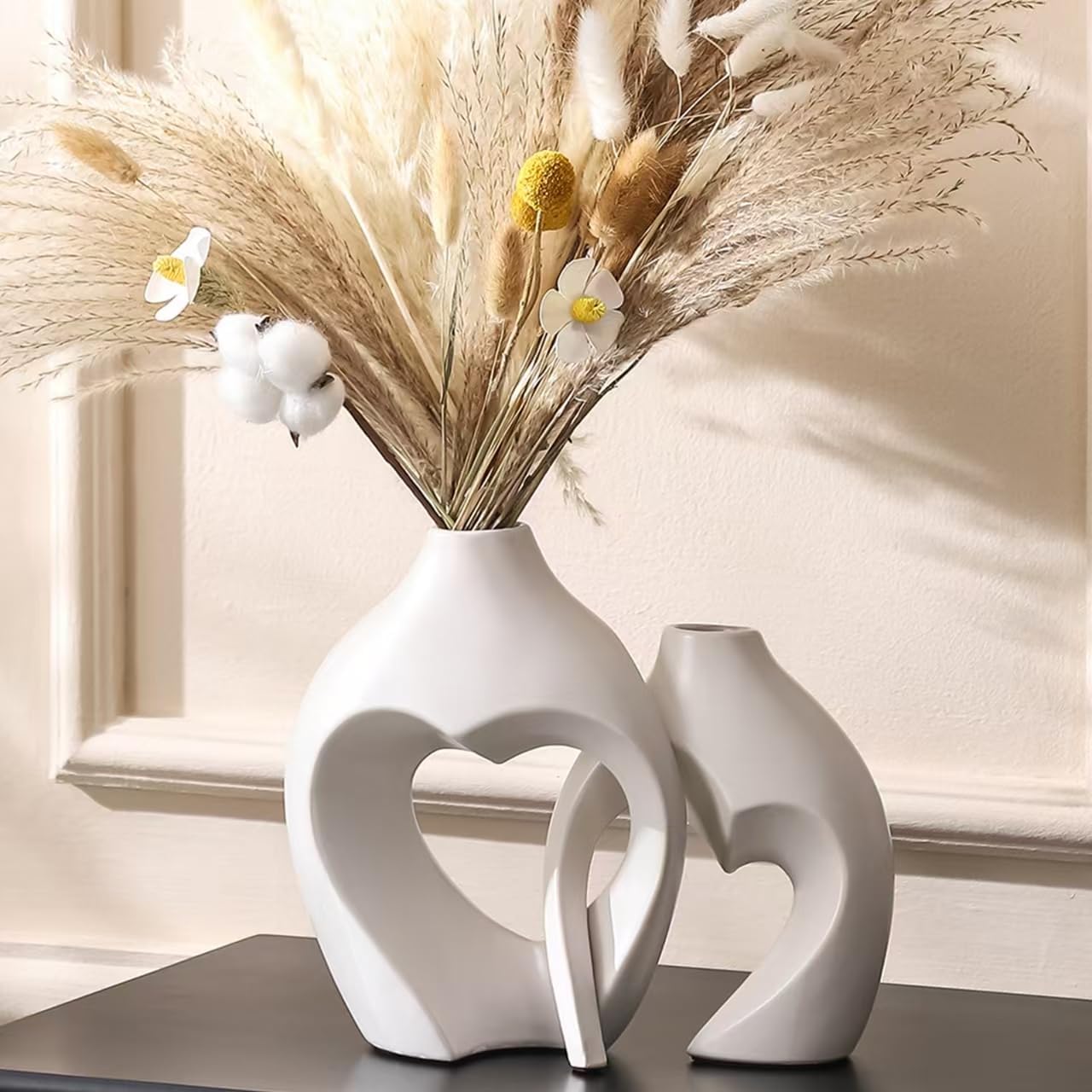 Zestaw dwóch białych ceramicznych wazonów w kształcie serca - nowoczesna dekoracja wnętrz w stylu boho - oryginalny prezent do wystroju Twojego salonu