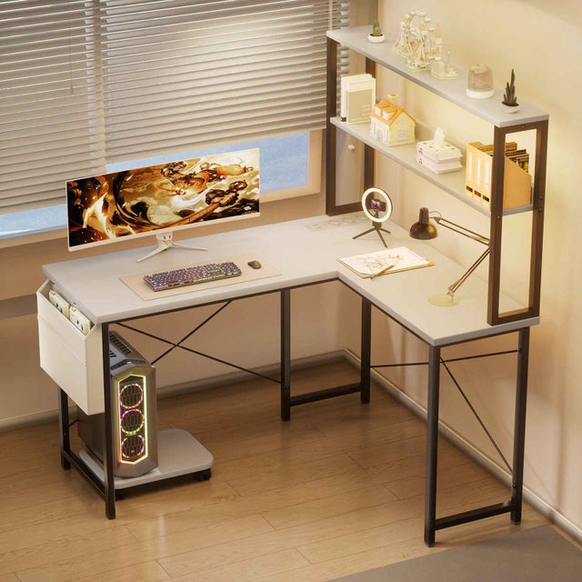 Mesa em L 135 cm com LED e tomadas, mesa gamer dupla com prateleiras, suporte para PC, ganchos e bolsa organizadora para casa e escritório