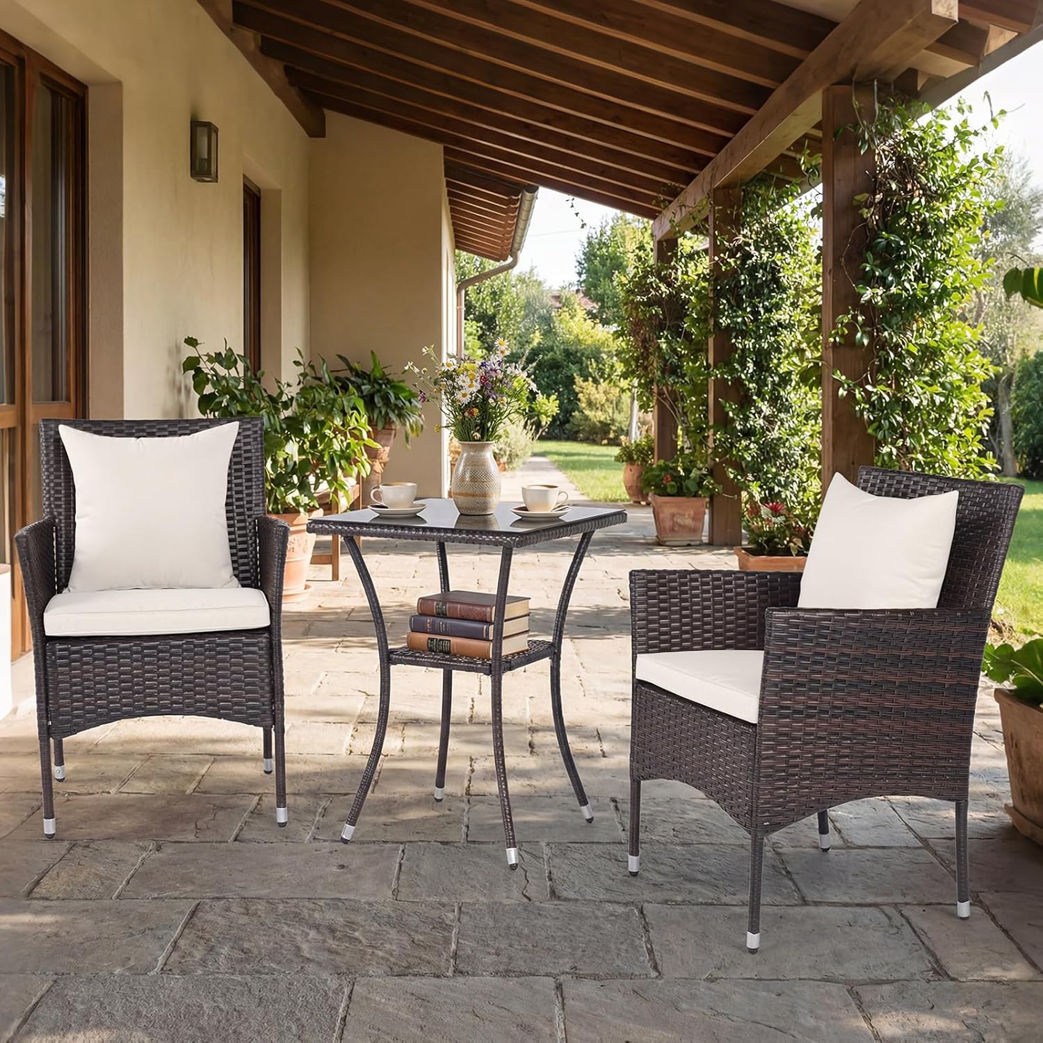 GIANTEX Conjunto Sala Jardim 3 PCS em Vime PE, com 2 Cadeiras Almofadadas Mesa Baixa Vidro Temperado 2 Níveis com Tampa, Marrom+Branco - 9