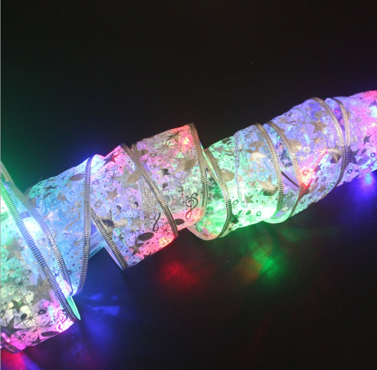 Luci Dorate E D'argento Con L'albero Di Natale Su Fondo Blu, Decorazione Luminosa Per Il Messaggio Allegro Saluto Image103953235