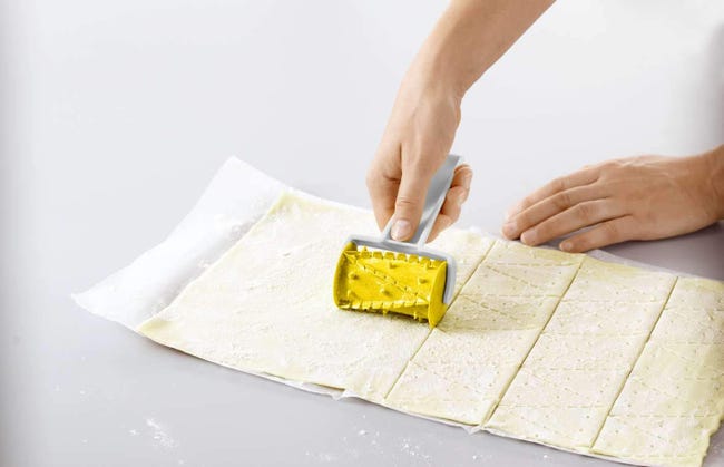 Rullo taglia croissant per realizzare tanti triangoli da cm.11x15 Rullo taglia croissant per realizzare tanti triangoli da cm.11x15