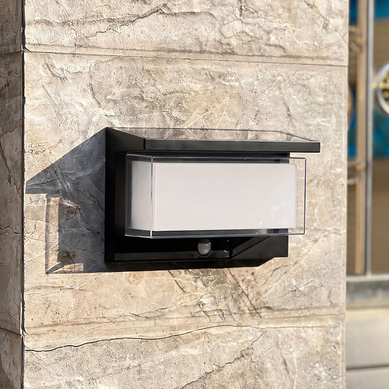 Wodoodporna lampa solarna do użytku zewnętrznego o klasie ochrony IP65, z 4 trybami wykrywania ruchu, idealna do stosowania w ogrodzie.
