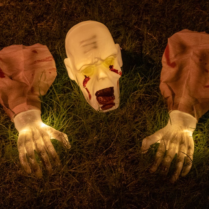 Decoraciones de halloween para exteriores con luz de zombi rompedor de suelo, decoración de halloween de zombi, estaca y cara de esqueleto realista