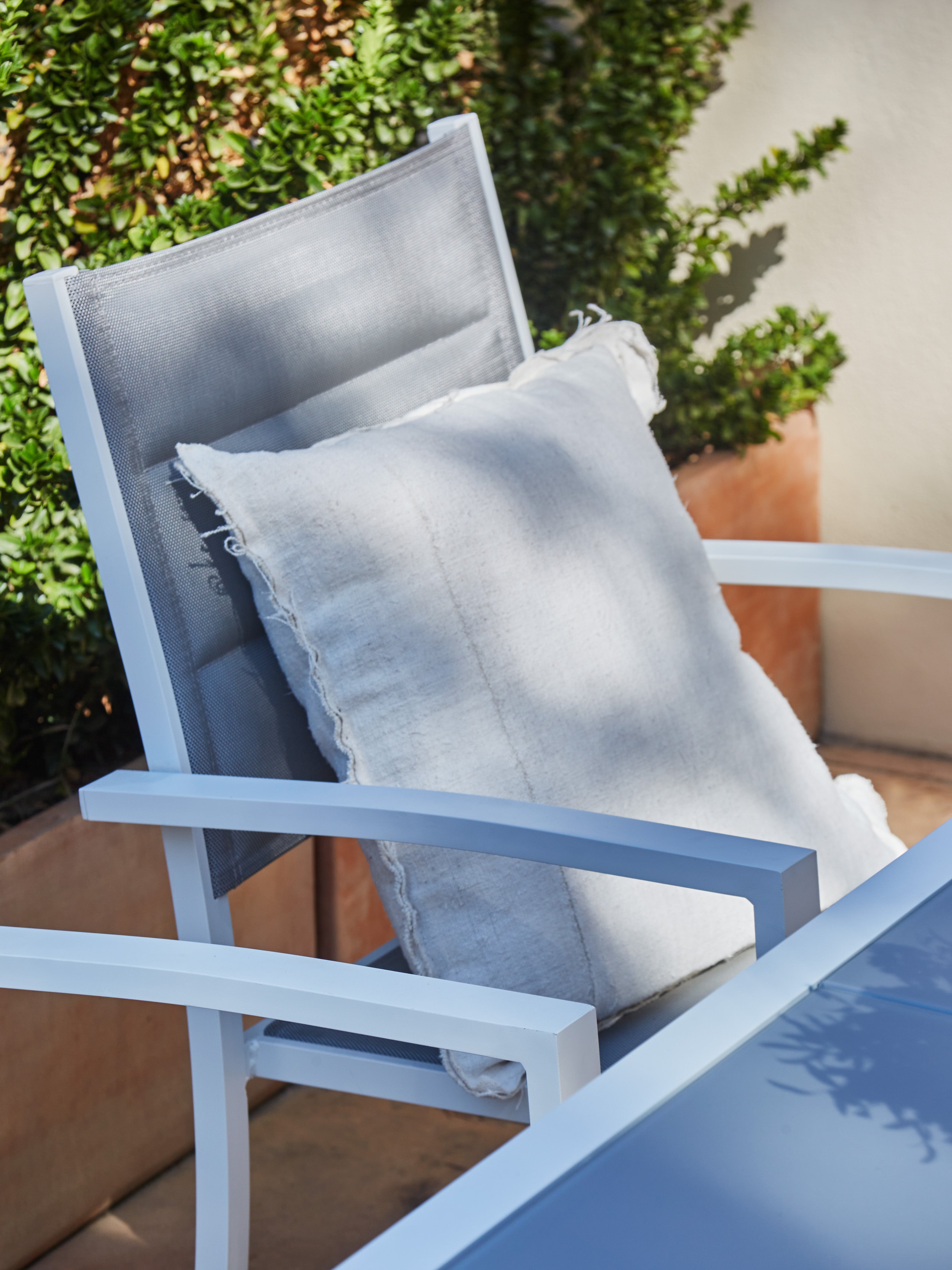 Pack de 4 sillas apilables aluminio blanco y textileno acolchado gris - Tokyo - 3