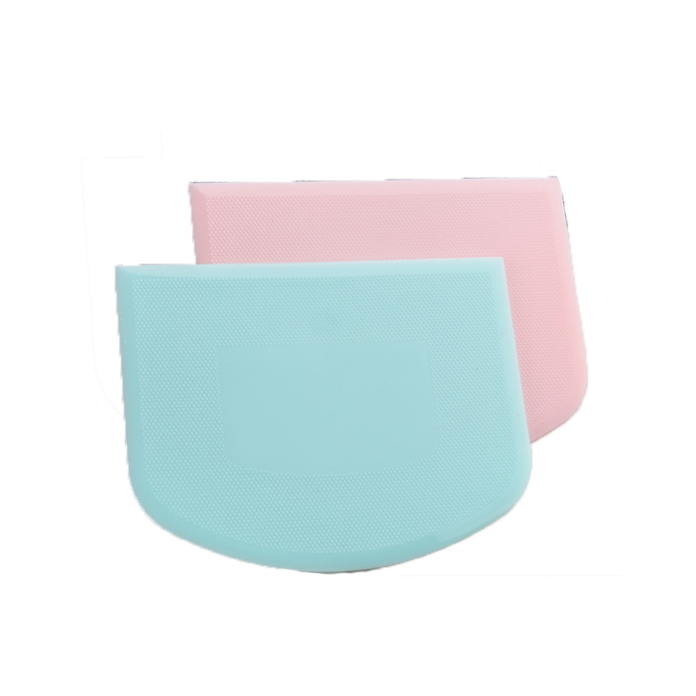 Plastikowa rożek do ciasta, skrobak do ciasta naleśnikowego, w kolorze niebiesko-różowym, o wymiarach 11,8 x 9,4 cm.