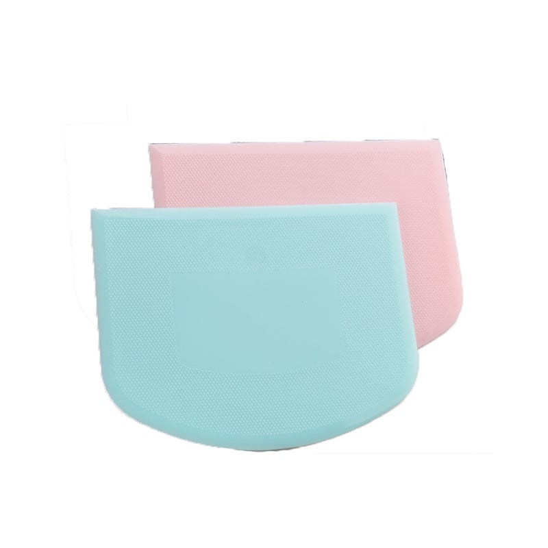 Plastikowa rożek do ciasta, skrobak do ciasta naleśnikowego, w kolorze niebiesko-różowym, o wymiarach 11,8 x 9,4 cm.