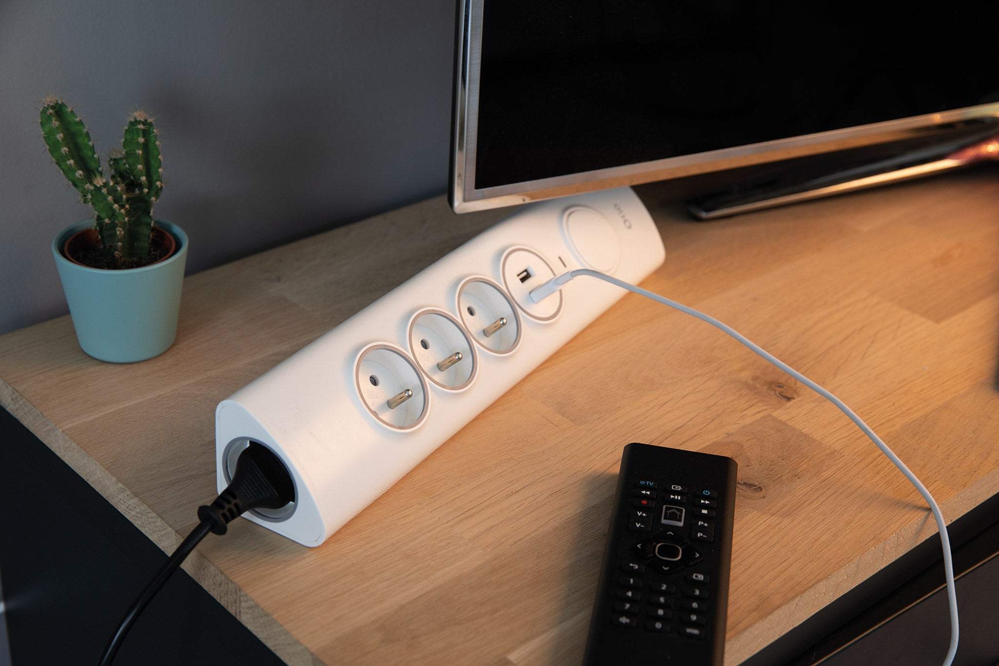 Multiprise d'angle 3P 16A + 1P 16A latérale + 2 USB parafoudre à câbler - Blanc - Otio - 7