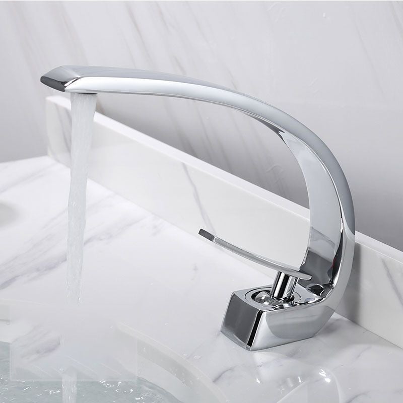 Nowoczesna bateria umywalkowa do ciepłej i zimnej wody, bateria umywalkowa montowana na mostku kaskadowym, srebrna