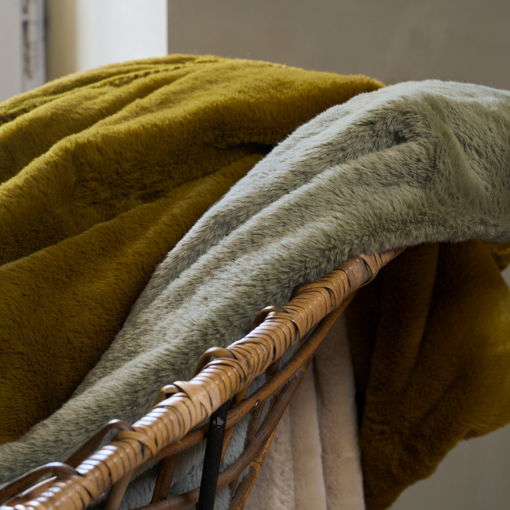 Maxi plaid en polyester 150x200 cm TANUKI fausse fourrure jaune foin - 3