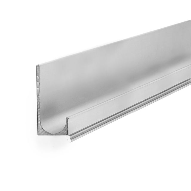 Poignée Profiléée | Style contemporain | En aluminium | Finition chrome brillant | Dimensions principales&nbsp;: 447&nbsp;mm | Dimensions&nbsp;: 447&nbsp;x&nbsp;43&nbsp;x&nbsp;16&nbsp;mm |