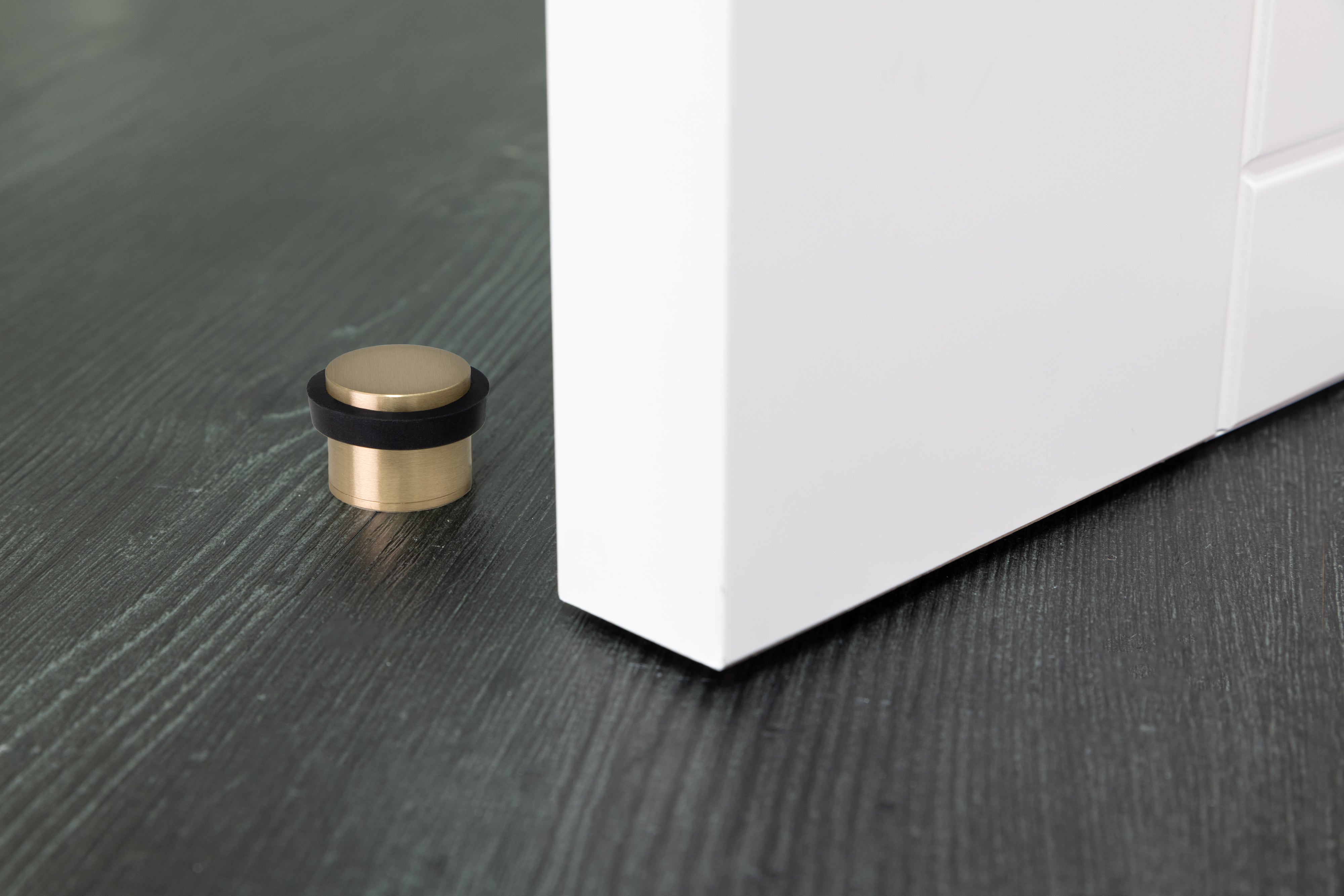 Paquet de 4 butées de porte 24 x 20 mm pour sol, laiton avec caoutchouc de protection noir, adhésif et/ou à visser, EVI Herrajes - 2