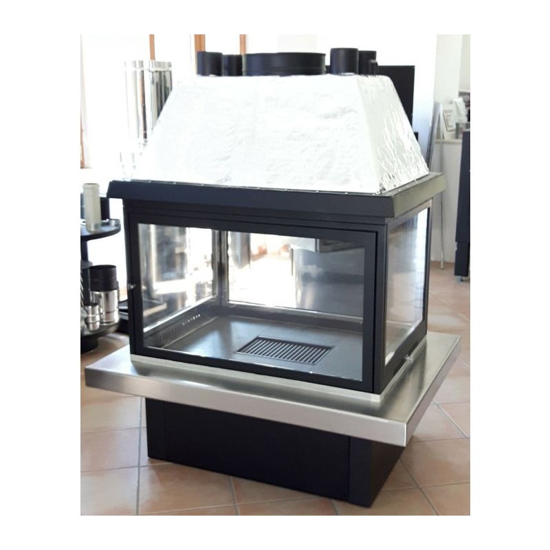 Czterostronny kominek opalany drewnem z okapem promiennikowym