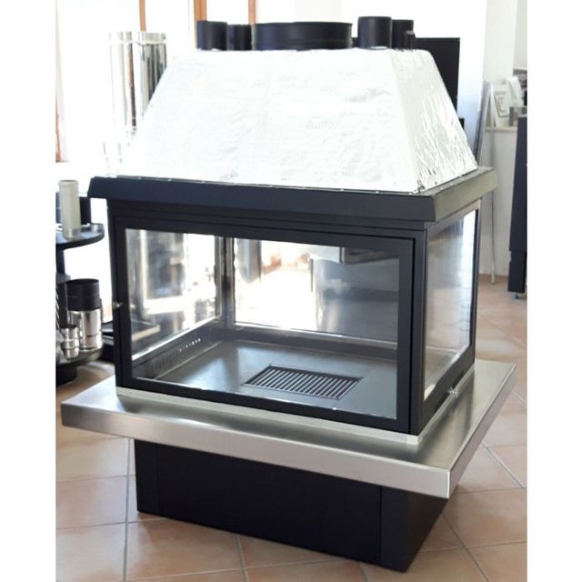 Czterostronny kominek opalany drewnem z okapem promiennikowym