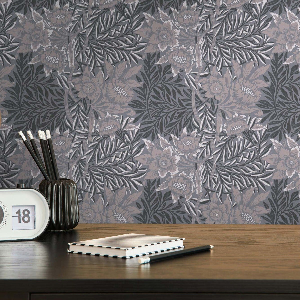 Tapeta kwiatowy wzór szarym - 53 cm x 10.05 m - LIVINGWALLS