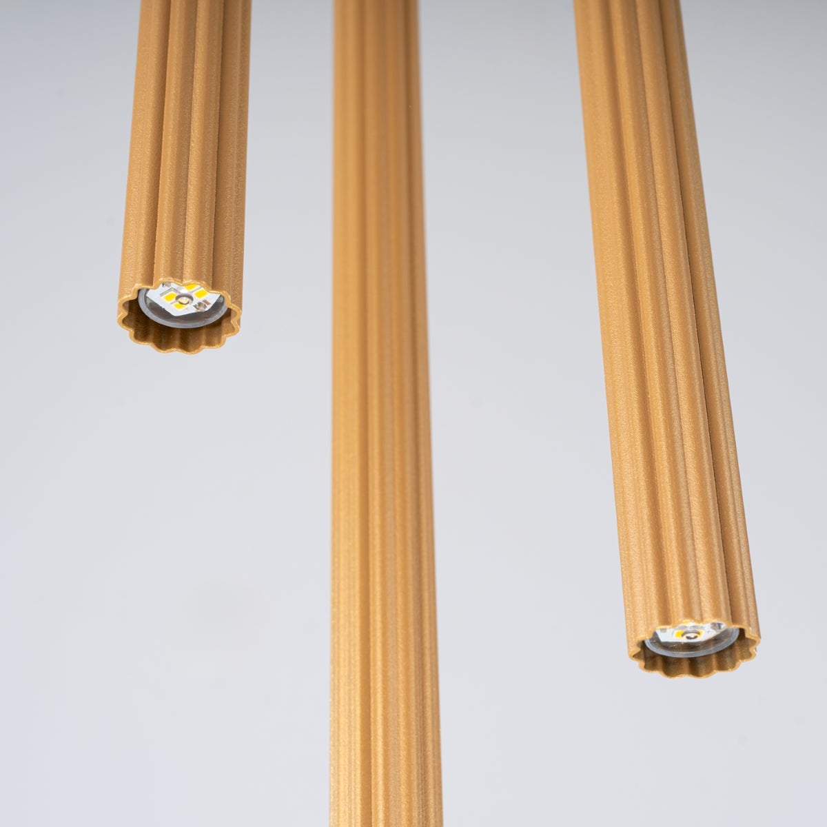 Lampă suspendată ZENTRA Pure Lume, 3xG9 8W, aurie, oțel, tuburi riflate ...