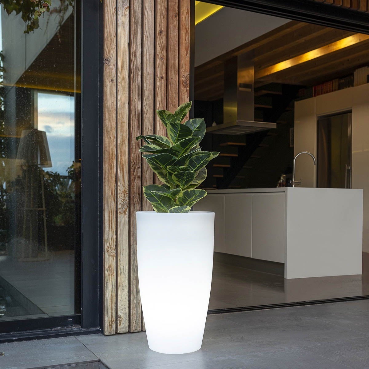 BAMBÚ 90 Jardinière ronde avec lumière pour plantes et fleurs très résistante. Chargement solaire et batterie rechargeable. Lumière RGB. - 2