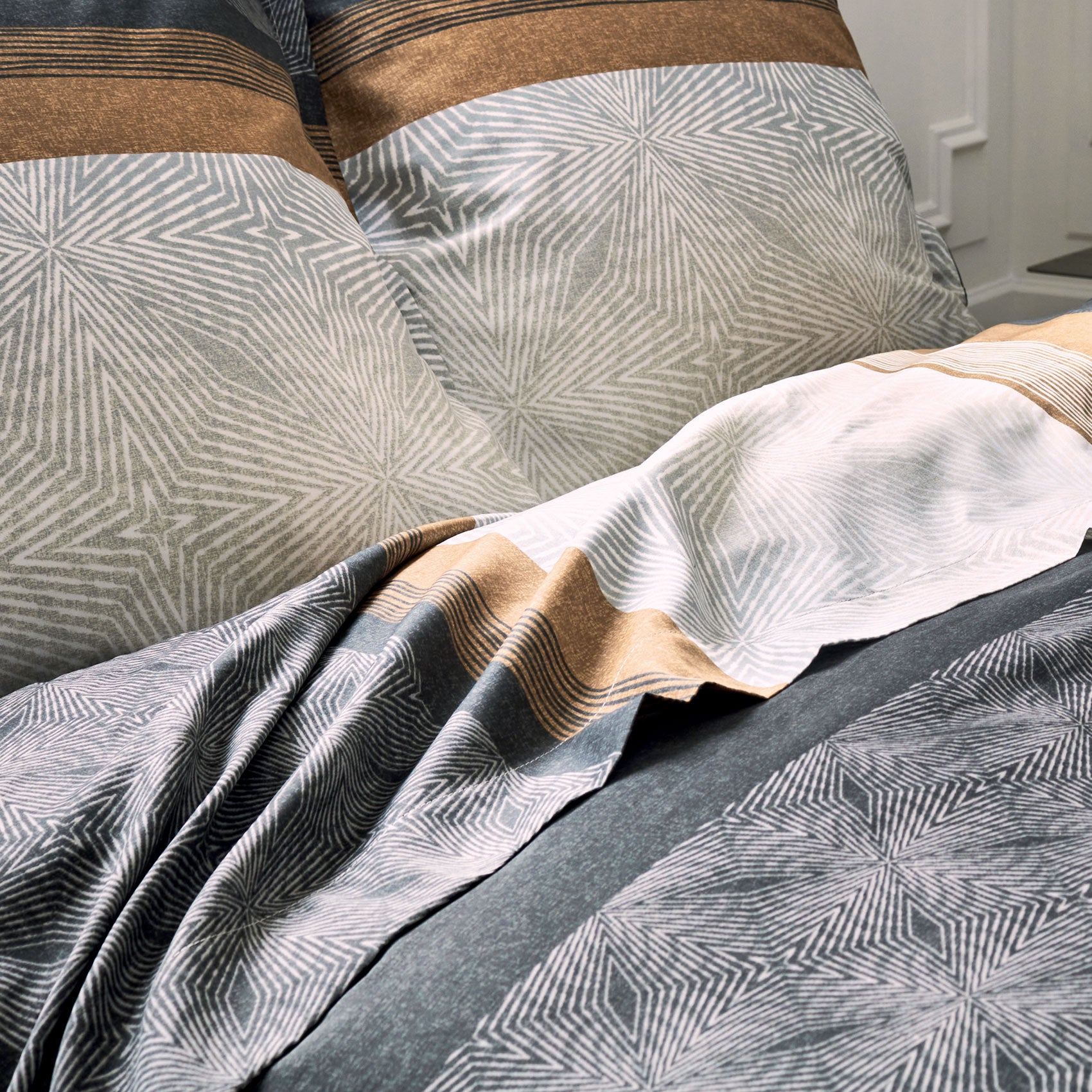 Drap plat au style graphique et masculin - Noir - 280x325 cm - Satin de coton - 4