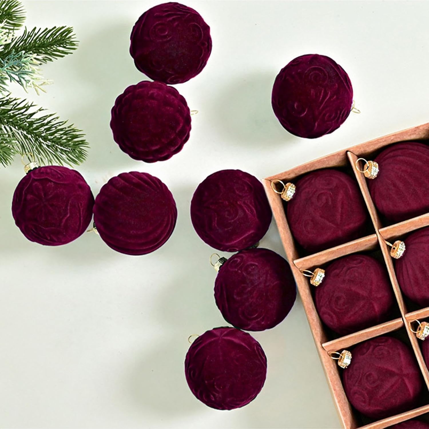 Set Di 28 Palline Di Natale In Velluto Rosso, Verde E Bianco: Decorazione Elegante E Infrangibile