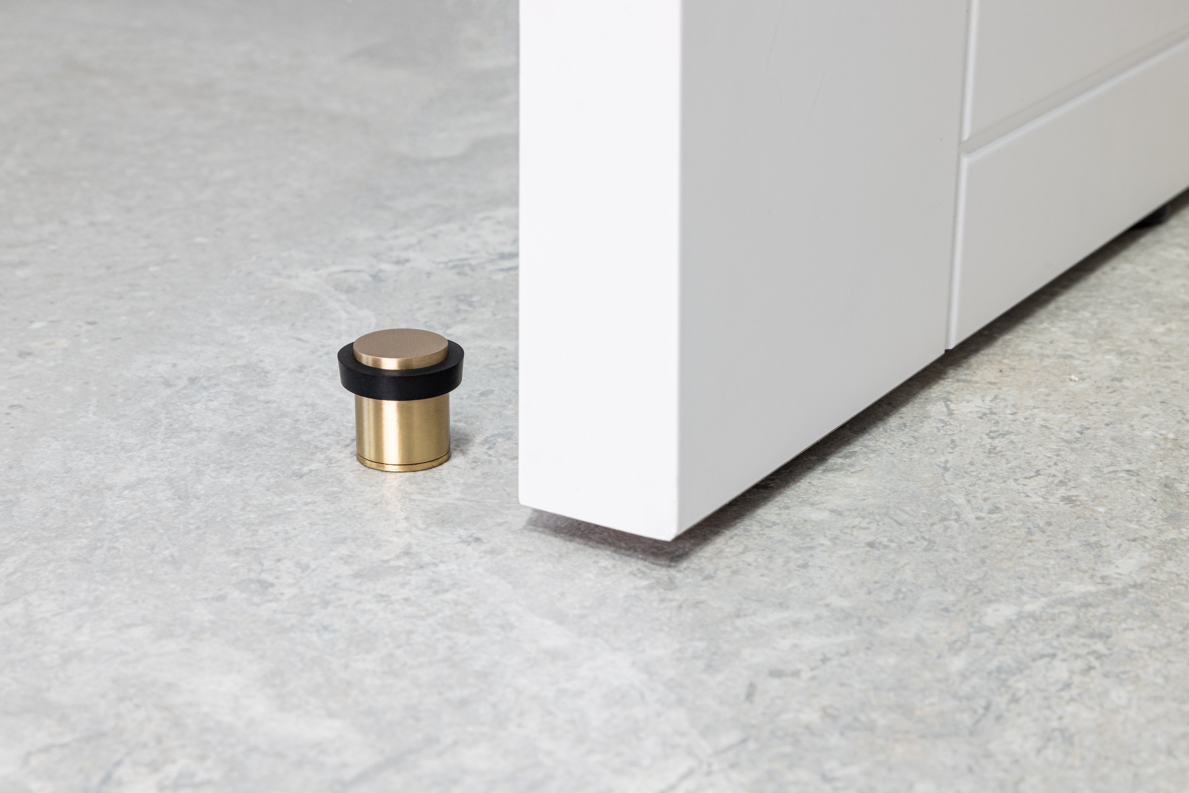 Lot de 4 butées de sol 20 x 25 mm, laiton avec caoutchouc de protection noir, à visser, EVI Herrajes - 3